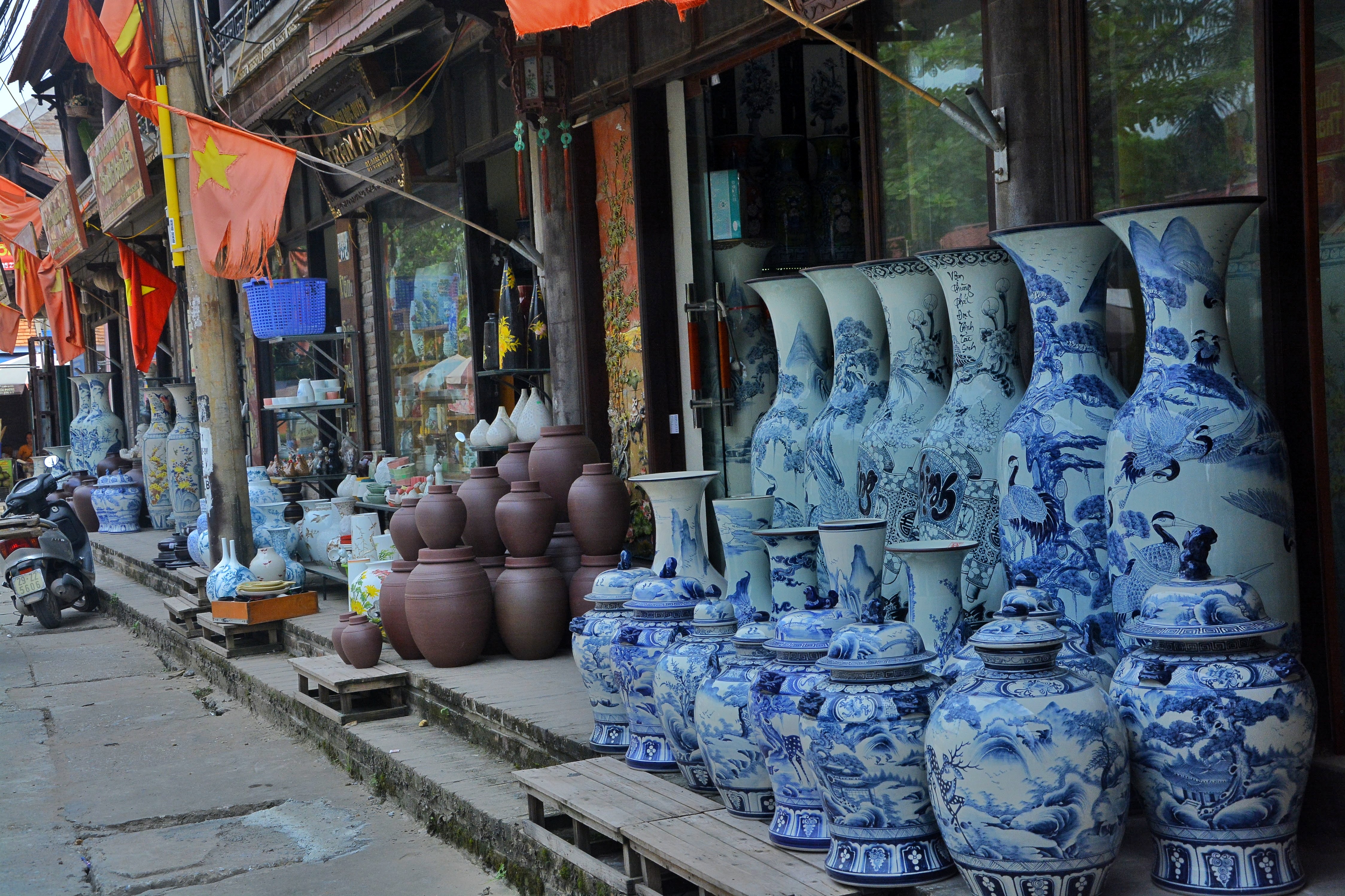 HALF-DAY HANOI COUNTRYSIDE TO BAT TRANG CERAMIC VILLAGE BY ARMY-JEEP/VESPA/MINSK-MOTORBIKE