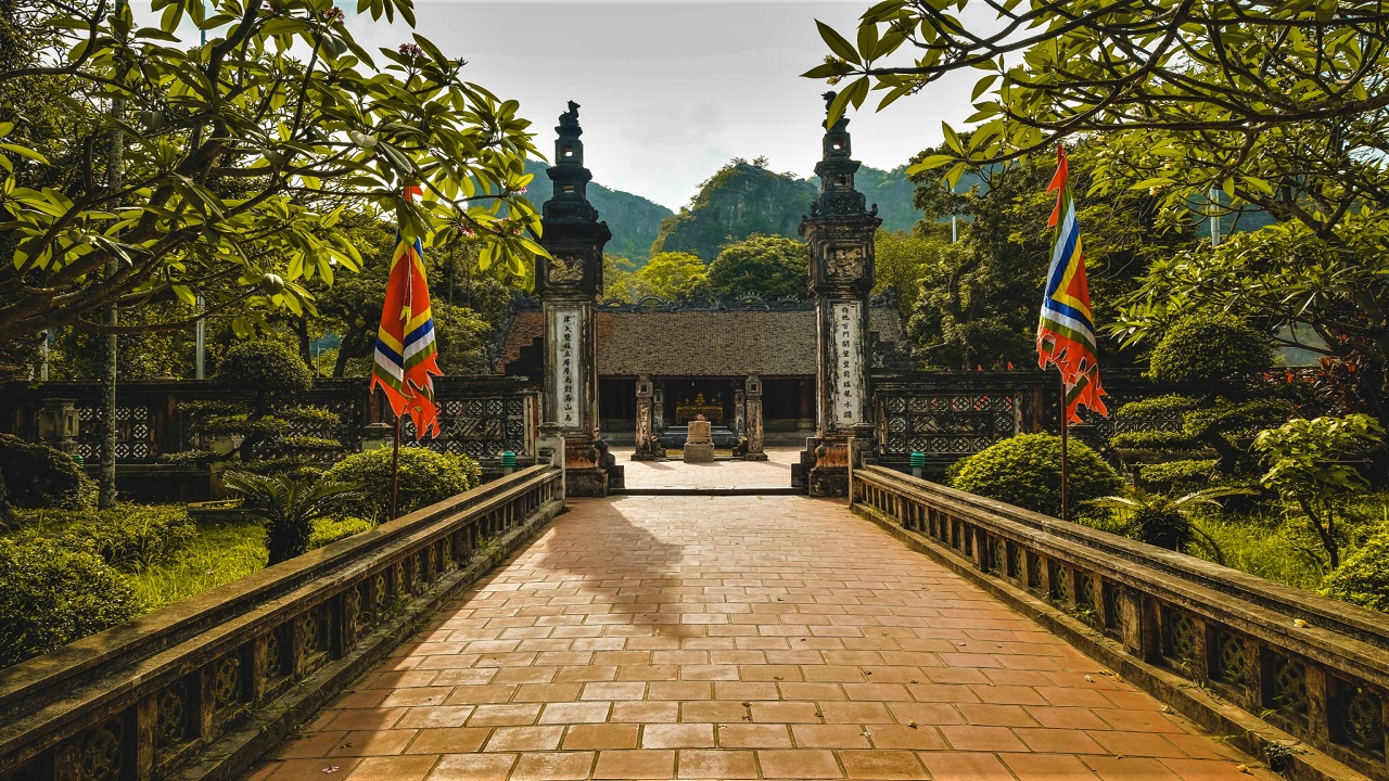 HANG MUA - CYCLING - LOCAL FAMILY - BICH DONG PAGODA - TRANG AN (PREMIER SMALL GROUP TOUR)